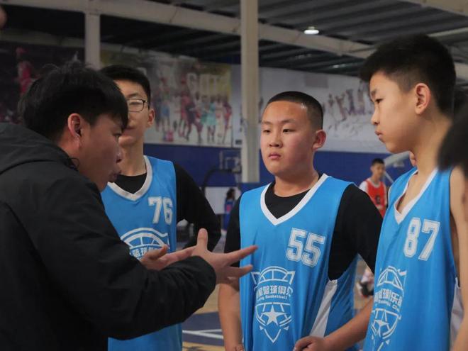 比赛氛围热烈，球员展现高超技巧