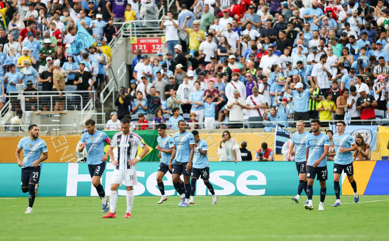 PG电子试玩-热门赛事突降暴雨，观众掌声不停