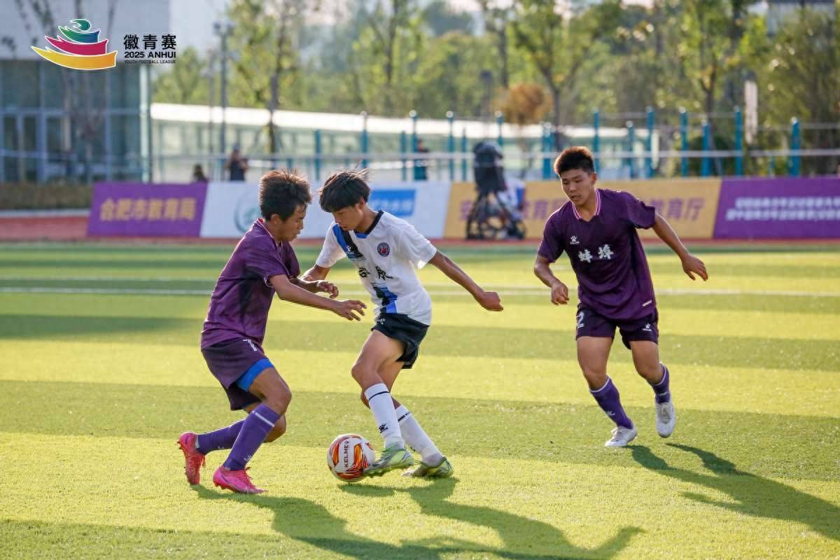 精彩纷呈的足球比赛即将点燃全场! 精彩纷呈的足球比赛即将点燃全场!