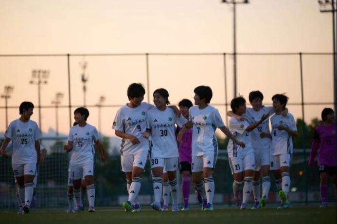 队员们为足球比赛付出了很大努力 队员们为足球比赛付出了很大努力