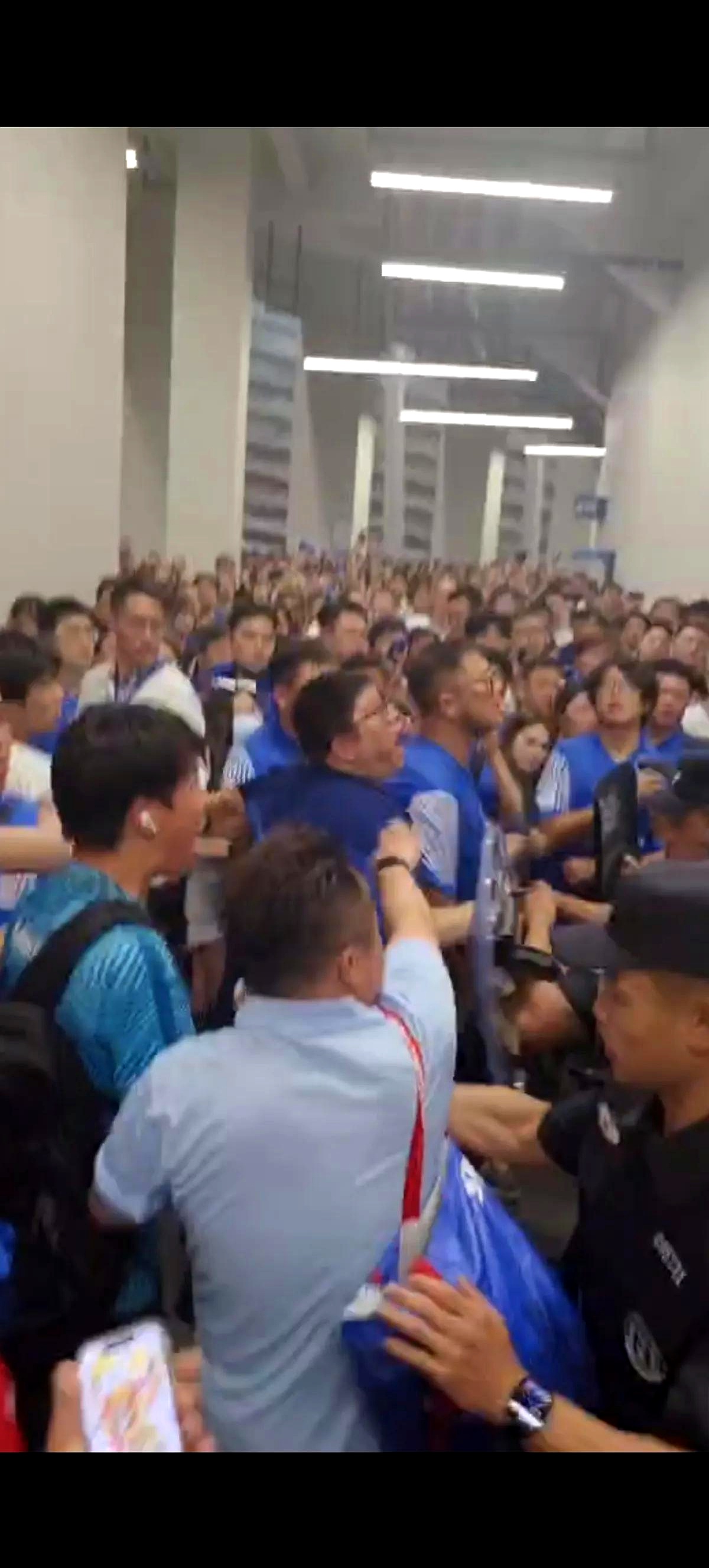 紧张氛围笼罩全场,球迷热情高涨 紧张氛围笼罩全场,球迷热情高涨