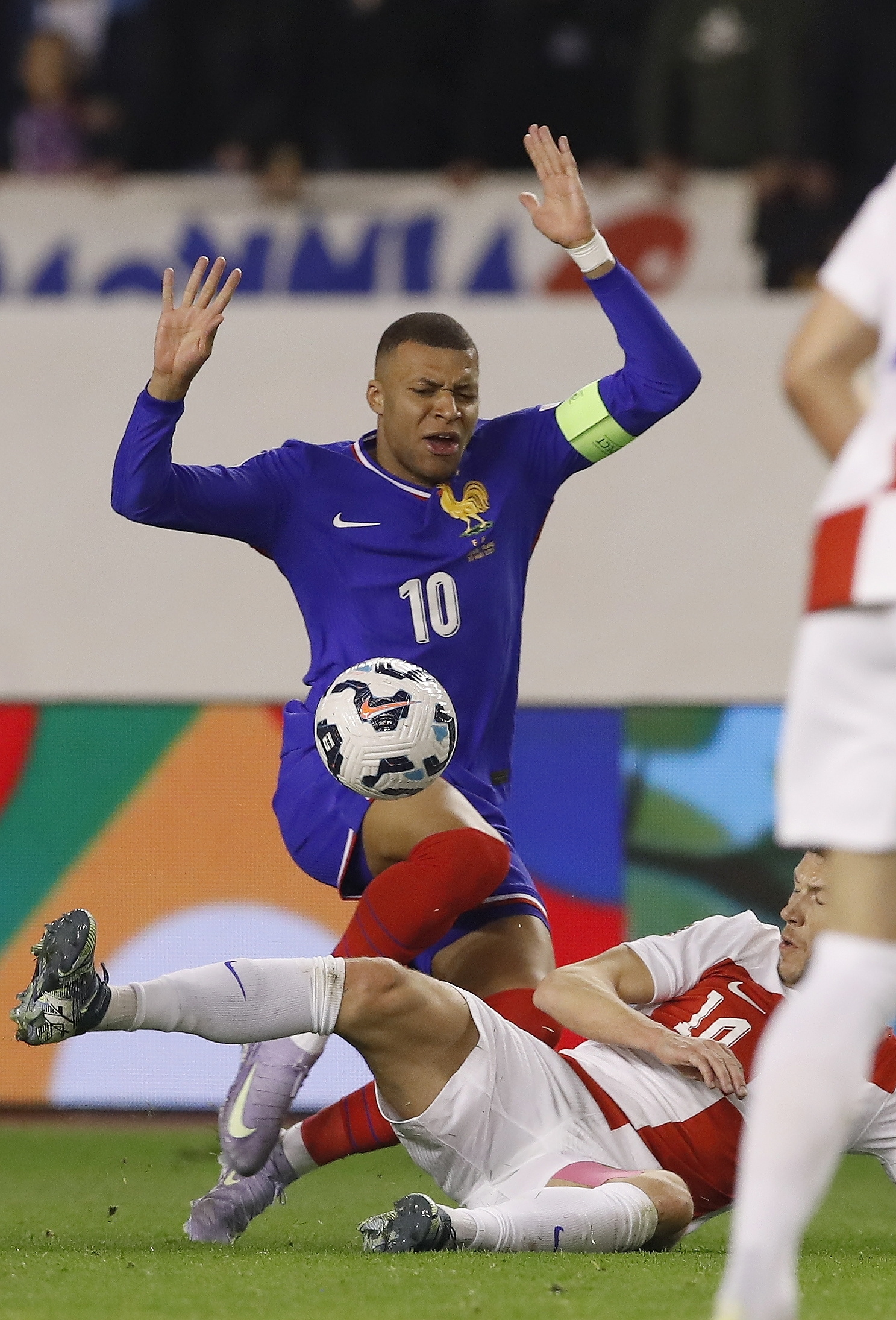 克罗地亚队在欧预赛比赛中遭遇败绩 克罗地亚队在欧预赛比赛中遭遇败绩