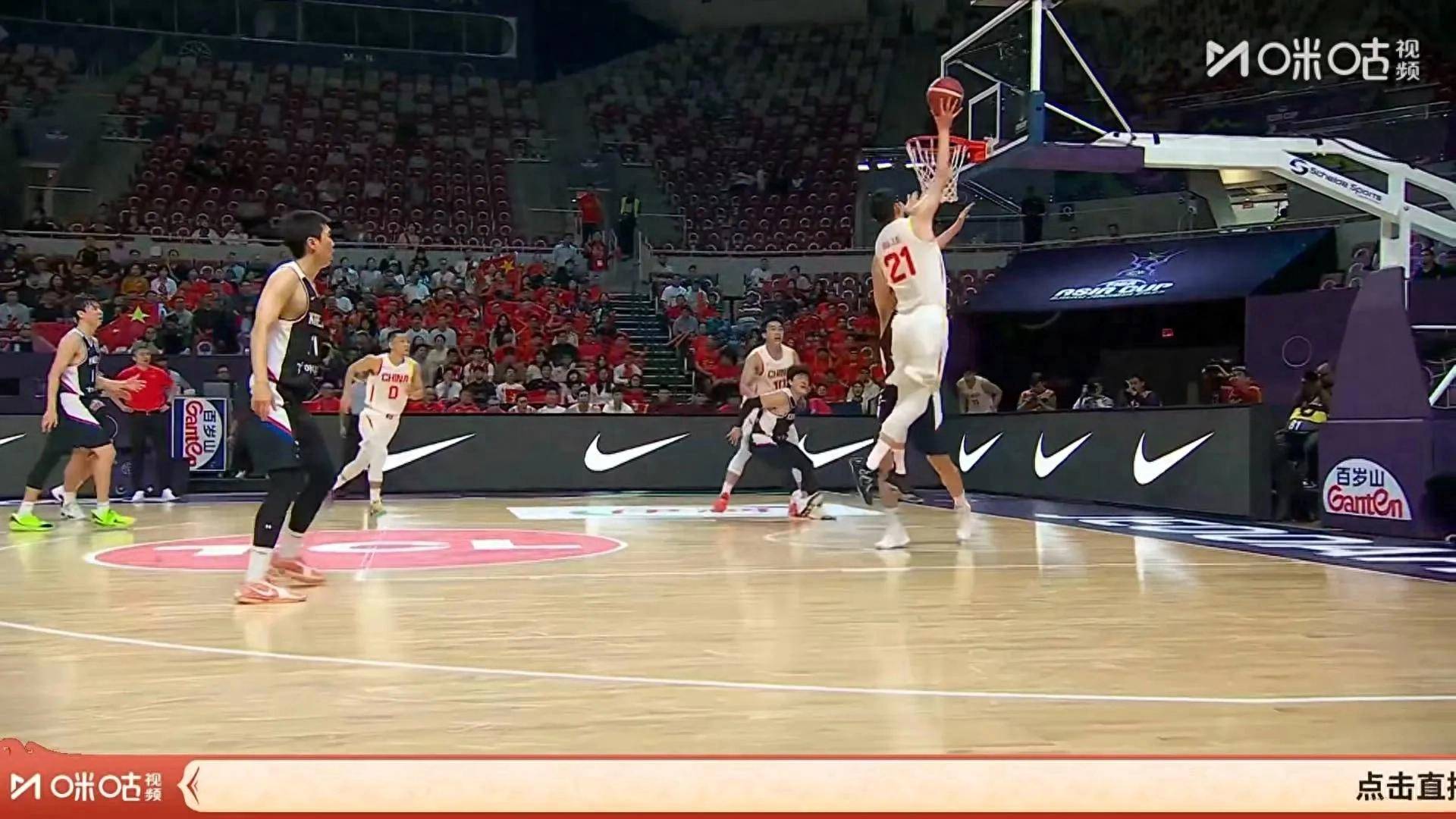 紧张气氛下,球员们备战比赛,全力以赴争夺荣耀!的简单介绍 紧张气氛下,球员们备战比赛,全力以赴争夺荣耀!的简单介绍