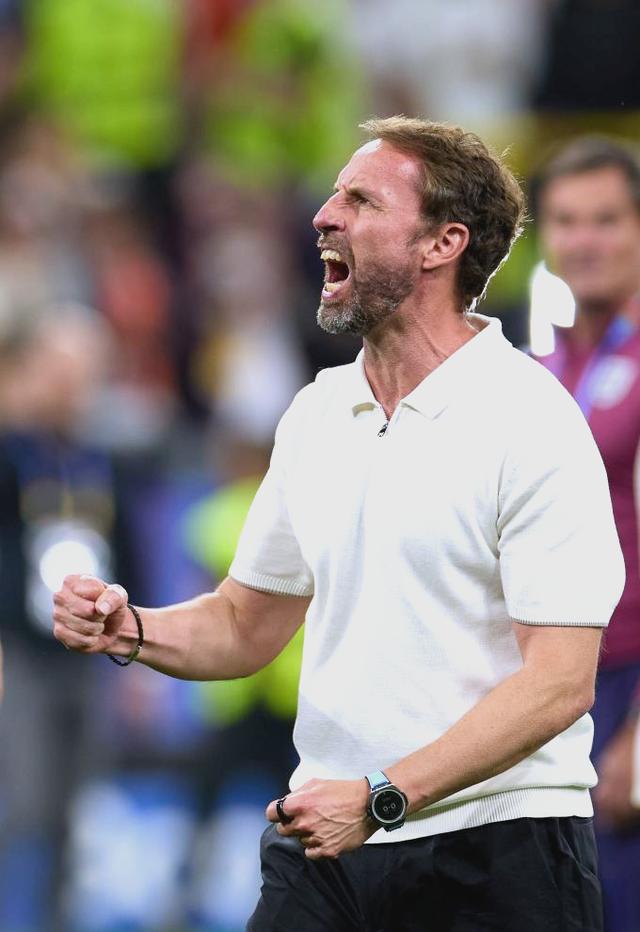 荷兰球队踢出神勇表现,晋级半决赛 荷兰球队踢出神勇表现,晋级半决赛