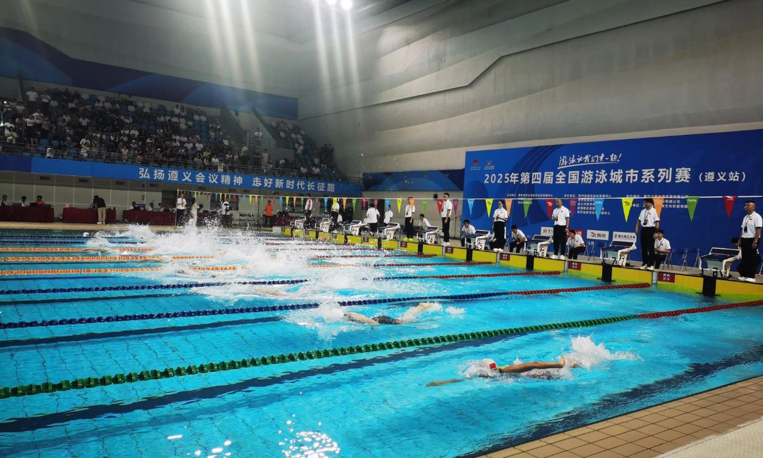 PG电子线上登入-游泳比赛选手轮番上阵，场面热闹的简单介绍