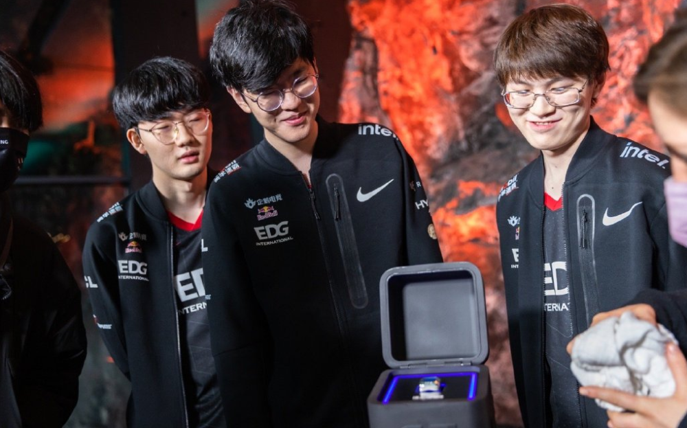 NS横扫EDG,Ming开启传奇时刻激烈交锋四强赛,点燃全场激情 NS横扫EDG,Ming开启传奇时刻激烈交锋四强赛,点燃全场激情