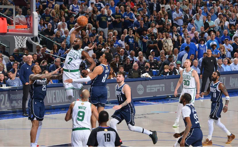 凯尔特人队阵容变动频繁，教练调整战术的简单介绍