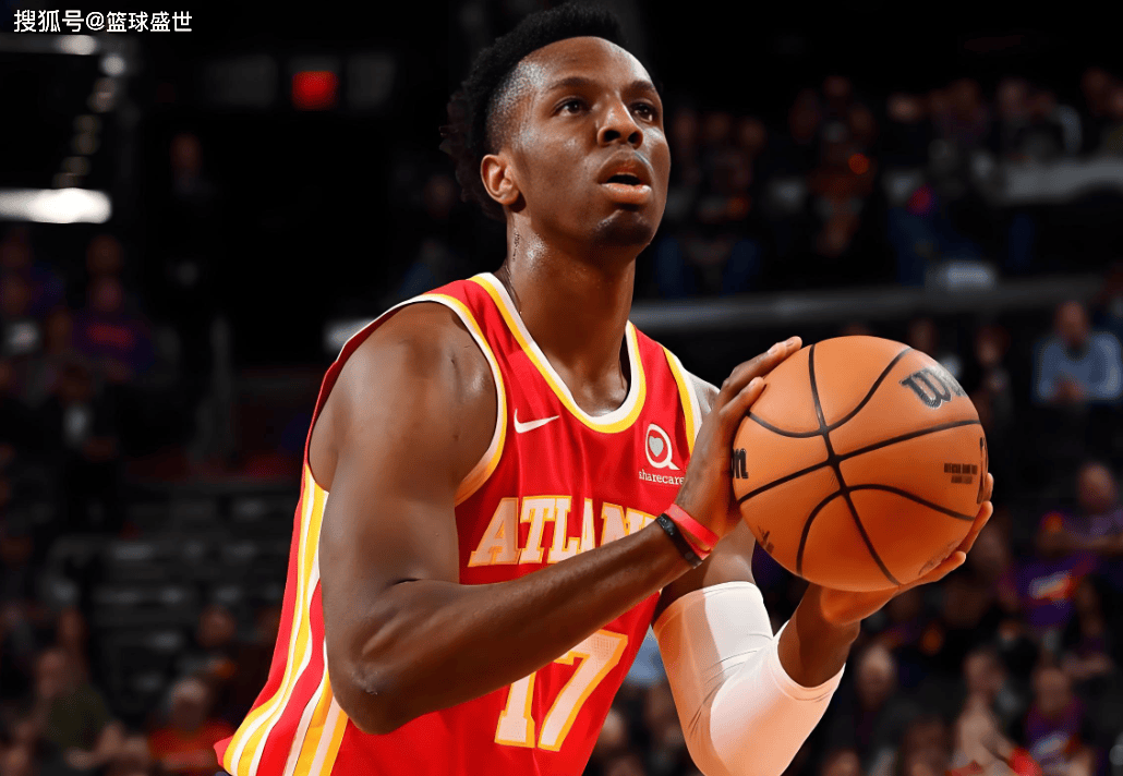 亚特兰大老鹰队球员奋战赛场,为球队争取胜利 亚特兰大老鹰队球员奋战赛场,为球队争取胜利